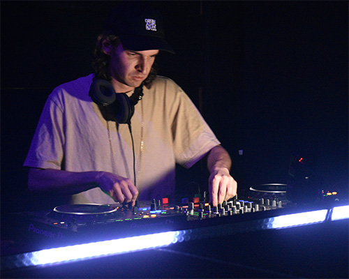 artist Manifolds performing live